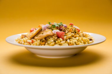Hint aperatifler servis BHEL Puri ile doğranmış domates, yeşil biber, kişniş yaprakları