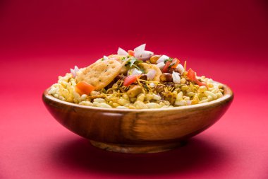 Hint aperatifler servis BHEL Puri ile doğranmış domates, yeşil biber, kişniş yaprakları