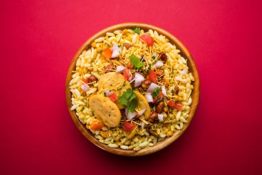 Hint aperatifler servis BHEL Puri ile doğranmış domates, yeşil biber, kişniş yaprakları