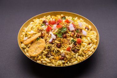 Hint aperatifler servis BHEL Puri ile doğranmış domates, yeşil biber, kişniş yaprakları