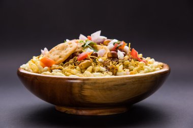 Hint aperatifler servis BHEL Puri ile doğranmış domates, yeşil biber, kişniş yaprakları