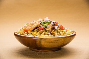 Hint aperatifler servis BHEL Puri ile doğranmış domates, yeşil biber, kişniş yaprakları