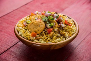 Hint aperatifler servis BHEL Puri ile doğranmış domates, yeşil biber, kişniş yaprakları
