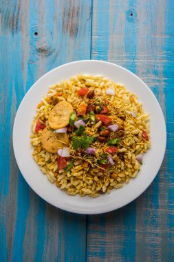 Hint aperatifler servis BHEL Puri ile doğranmış domates, yeşil biber, kişniş yaprakları
