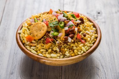 Hint aperatifler servis BHEL Puri ile doğranmış domates, yeşil biber, kişniş yaprakları