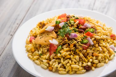 Hint aperatifler servis BHEL Puri ile doğranmış domates, yeşil biber, kişniş yaprakları