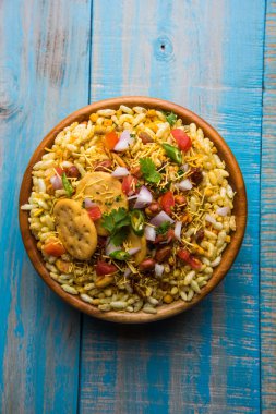 Hint aperatifler servis BHEL Puri ile doğranmış domates, yeşil biber, kişniş yaprakları