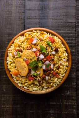 Hint aperatifler servis BHEL Puri ile doğranmış domates, yeşil biber, kişniş yaprakları