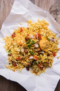 Bhelpuri veya bhel, sohbet madde, Hindistan, bir kağıt parçası servis