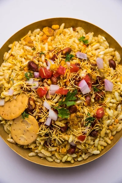 Indiska snacks Bhel Puri serveras med hackade tomater, grön chili, koriander blad — Stockfoto