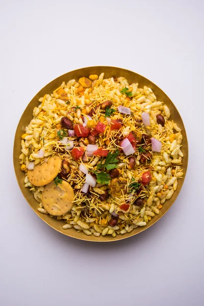 Indiska snacks Bhel Puri serveras med hackade tomater, grön chili, koriander blad — Stockfoto