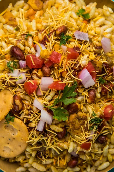 Indiase snacks die bhel Puri geserveerd met gehakte tomaten, groene pepers, koriander bladeren — Stockfoto