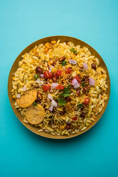 Indiska snacks Bhel Puri serveras med hackade tomater, grön chili, koriander blad — Stockfoto