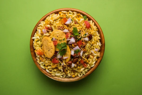 Indiska snacks Bhel Puri serveras med hackade tomater, grön chili, koriander blad — Stockfoto