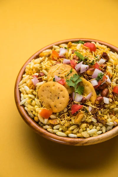 Indiase snacks die bhel Puri geserveerd met gehakte tomaten, groene pepers, koriander bladeren — Stockfoto