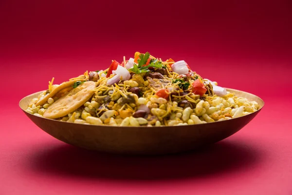 Indiska snacks Bhel Puri serveras med hackade tomater, grön chili, koriander blad — Stockfoto