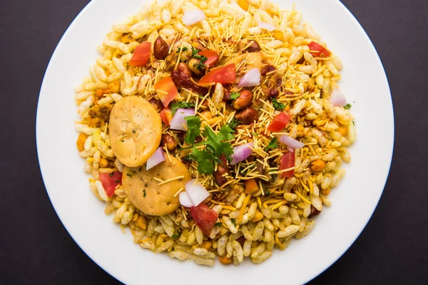 Indiska snacks Bhel Puri serveras med hackade tomater, grön chili, koriander blad — Stockfoto