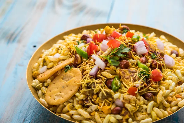 Indiska snacks Bhel Puri serveras med hackade tomater, grön chili, koriander blad — Stockfoto