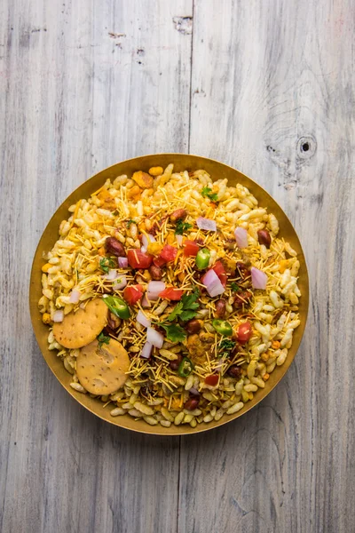 stock image Indian snacks Bhel Puri served with chopped tomatoes, green chillies, coriander leaves