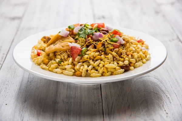 Indian snacks Bhel Puri served with chopped tomatoes, green chillies, coriander leaves — Stock Photo, Image