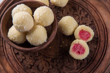 Kheer kahraman veya koyak kahraman Bengalli bir tatlıdır