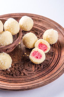 Kheer kahraman veya koyak kahraman Bengalli bir tatlıdır