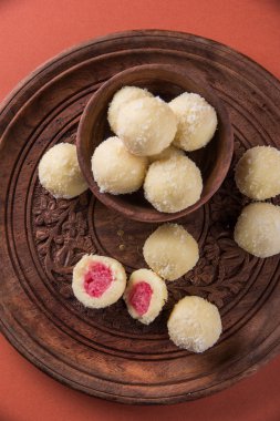 Kheer kahraman veya koyak kahraman Bengalli bir tatlıdır