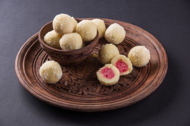 Kheer kahraman veya koyak kahraman Bengalli bir tatlıdır