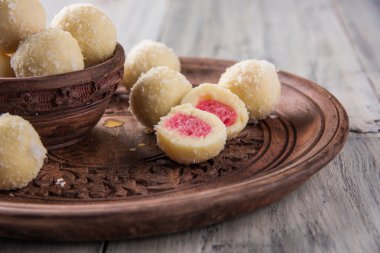 Kheer kahraman veya koyak kahraman Bengalli bir tatlıdır