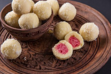 Kheer kahraman veya koyak kahraman Bengalli bir tatlıdır