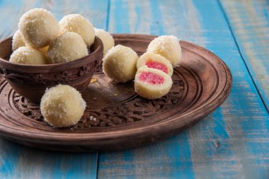 Kheer kahraman veya koyak kahraman Bengalli bir tatlıdır