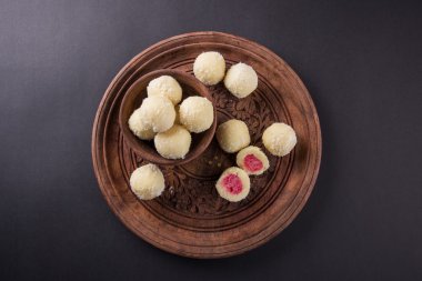 Kheer kahraman veya koyak kahraman Bengalli bir tatlıdır