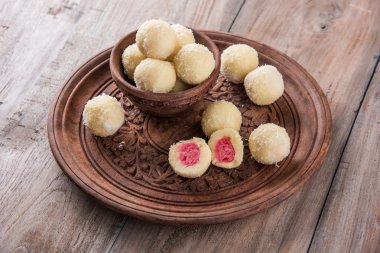 Kheer kahraman veya koyak kahraman Bengalli bir tatlıdır