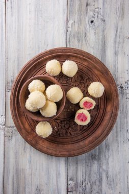 Kheer kahraman veya koyak kahraman Bengalli bir tatlıdır