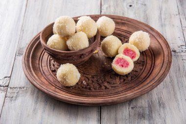 Kheer kahraman veya koyak kahraman Bengalli bir tatlıdır