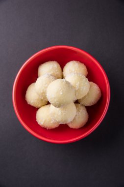 Kheer kahraman veya koyak kahraman Bengalli bir tatlıdır