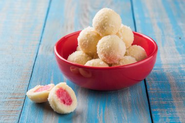 Kheer kahraman veya koyak kahraman Bengalli bir tatlıdır