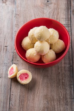 Kheer kahraman veya koyak kahraman Bengalli bir tatlıdır