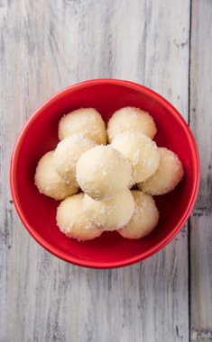 Kheer kahraman veya koyak kahraman Bengalli bir tatlıdır