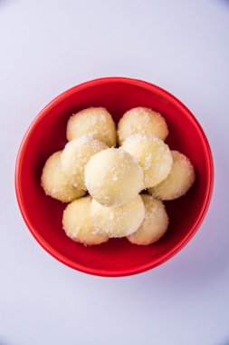 Kheer kahraman veya koyak kahraman Bengalli bir tatlıdır