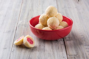 Kheer kahraman veya koyak kahraman Bengalli bir tatlıdır