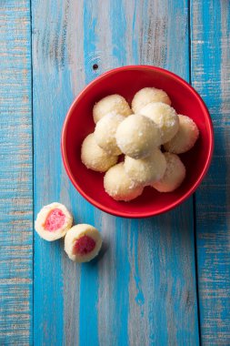 Kheer kahraman veya koyak kahraman Bengalli bir tatlıdır