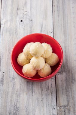 Kheer kahraman veya koyak kahraman Bengalli bir tatlıdır