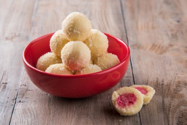 Kheer kahraman veya koyak kahraman Bengalli bir tatlıdır