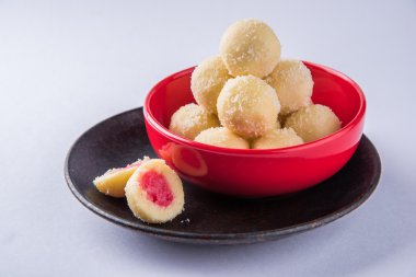 Kheer kahraman veya koyak kahraman Bengalli bir tatlıdır