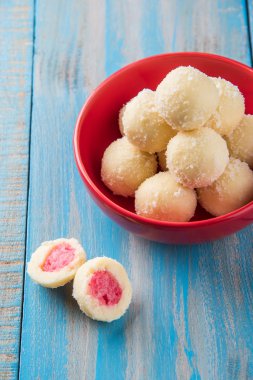 Kheer kahraman veya koyak kahraman Bengalli bir tatlıdır