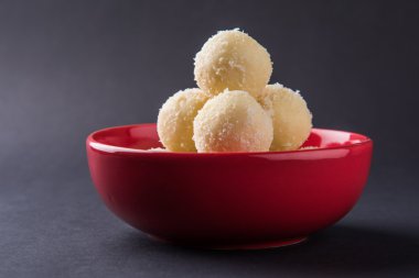 Kheer kahraman veya koyak kahraman Bengalli bir tatlıdır