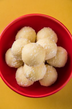 Kheer kahraman veya koyak kahraman Bengalli bir tatlıdır