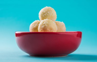 Kheer kahraman veya koyak kahraman Bengalli bir tatlıdır