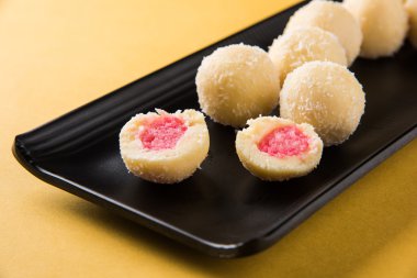 Kheer kahraman veya koyak kahraman Bengalli bir tatlıdır